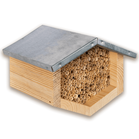 Bienenhotel mit Nisthülsen aus Schilf
